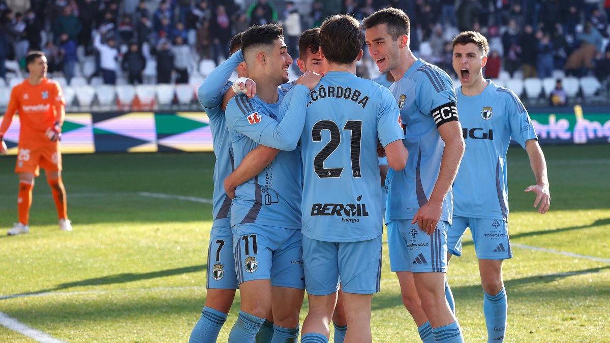Los jugadores del Burgos CF celebran el gol marcado al Tenerife.
