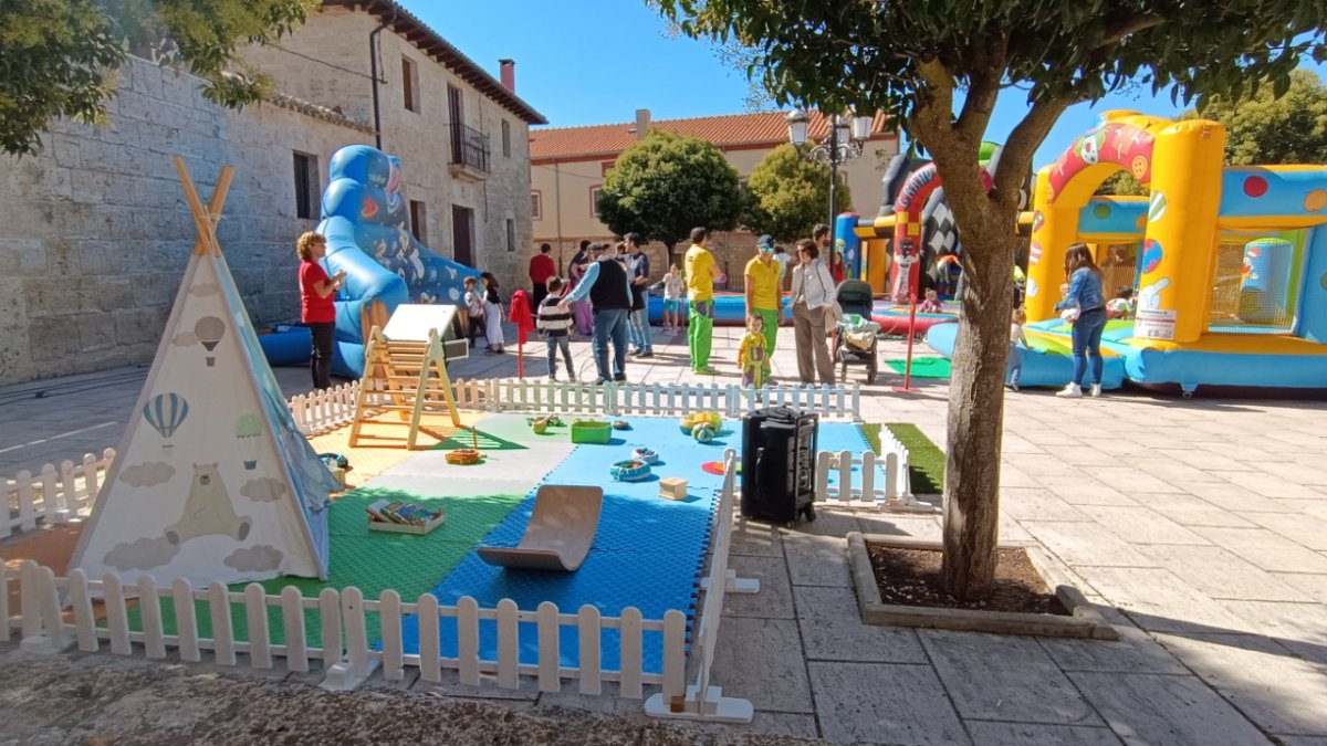 La ludoteca itinerante de Magea permite contar con actividades para primera infancia en las fiestas de los pueblos.