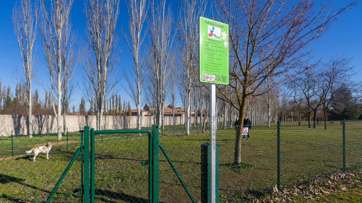 Zona de esparcimiento canino cerca del barrio de Huelgas, en la calle Castrillo del Val.