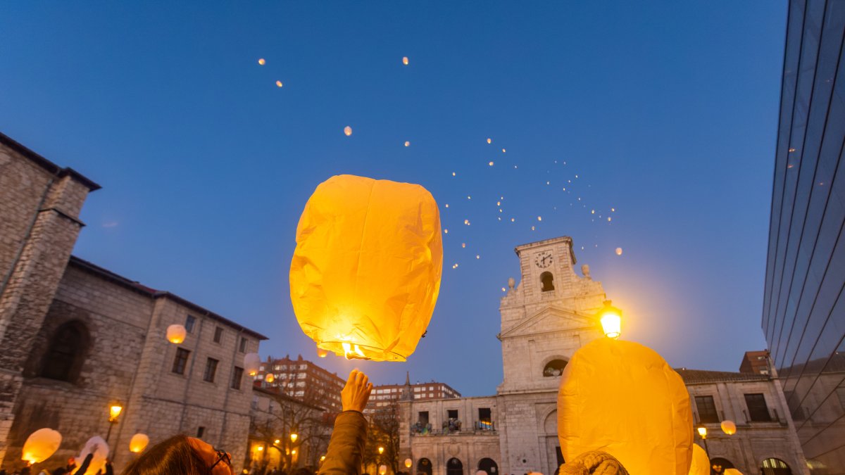 Las luces de los farolillos iluminaron el cielo de la capital