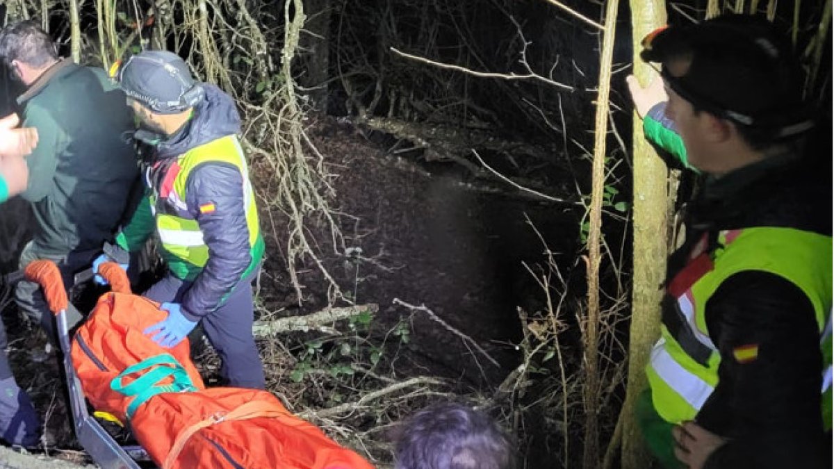 Guardias civiles de montaña rescatan el cduerpo de un cazador
