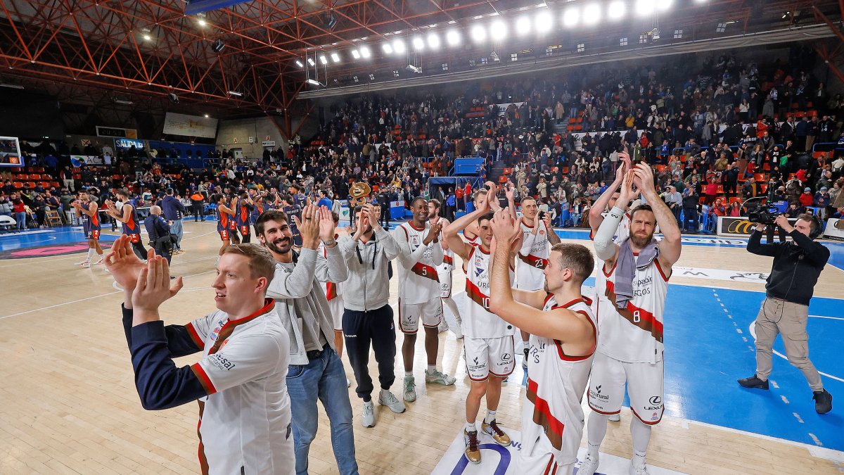 Los jugadores del Silbö San Pablo Burgos celebran el triunfo.