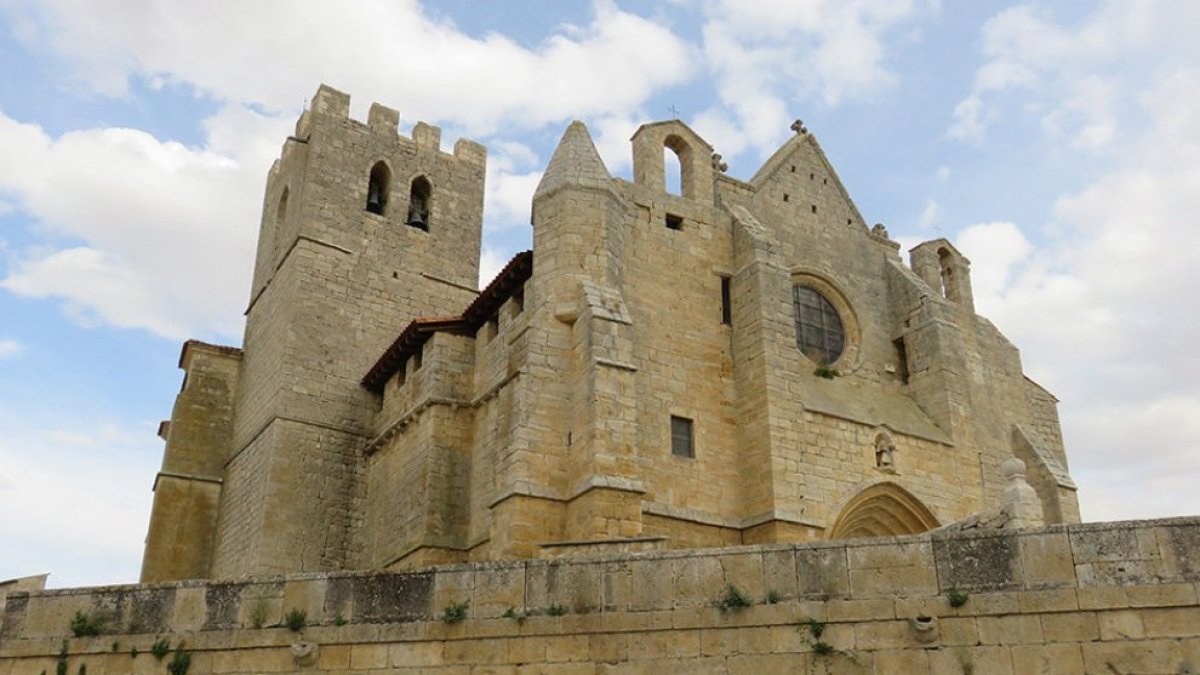 Vista de la imponente iglesia gótica de San Esteban, de proporciones catedralicias.