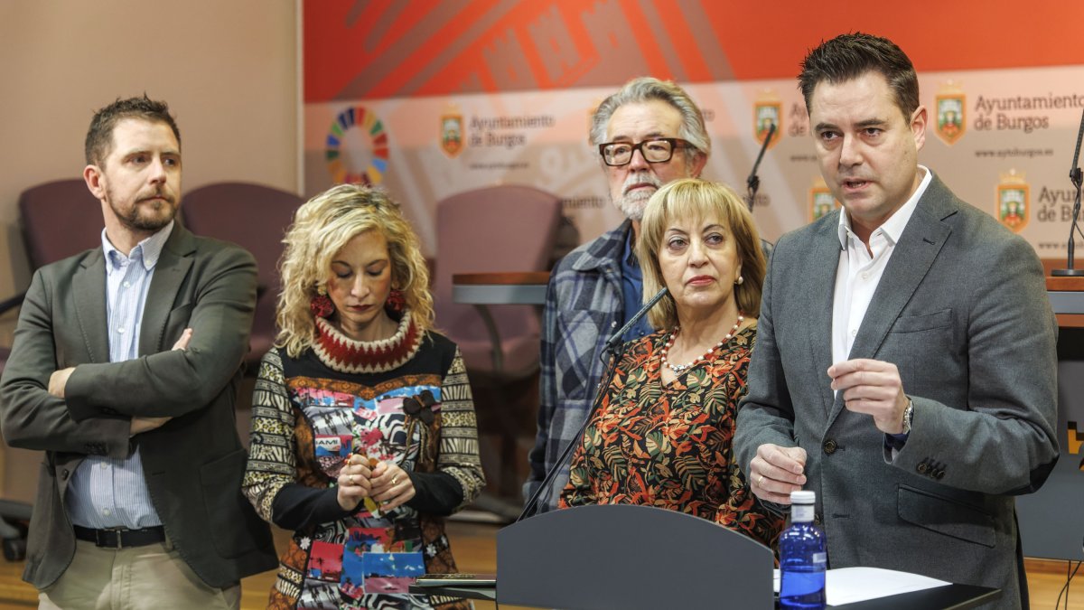 El portavoz socialista, Daniel de la Rosa, ha realizado el balance político municipal del 2024 arropado por buena parte de los concejales del PSOE.