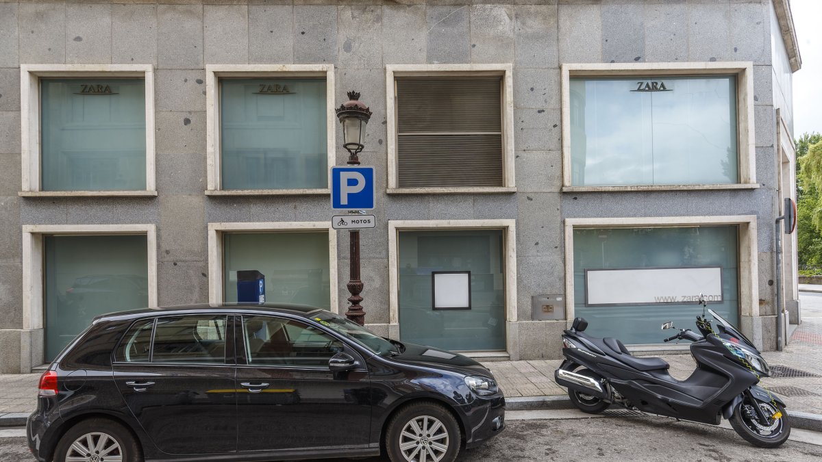 Los usuarios reclaman que se multe a los turismos que ocupen plazas destinadas a motos.