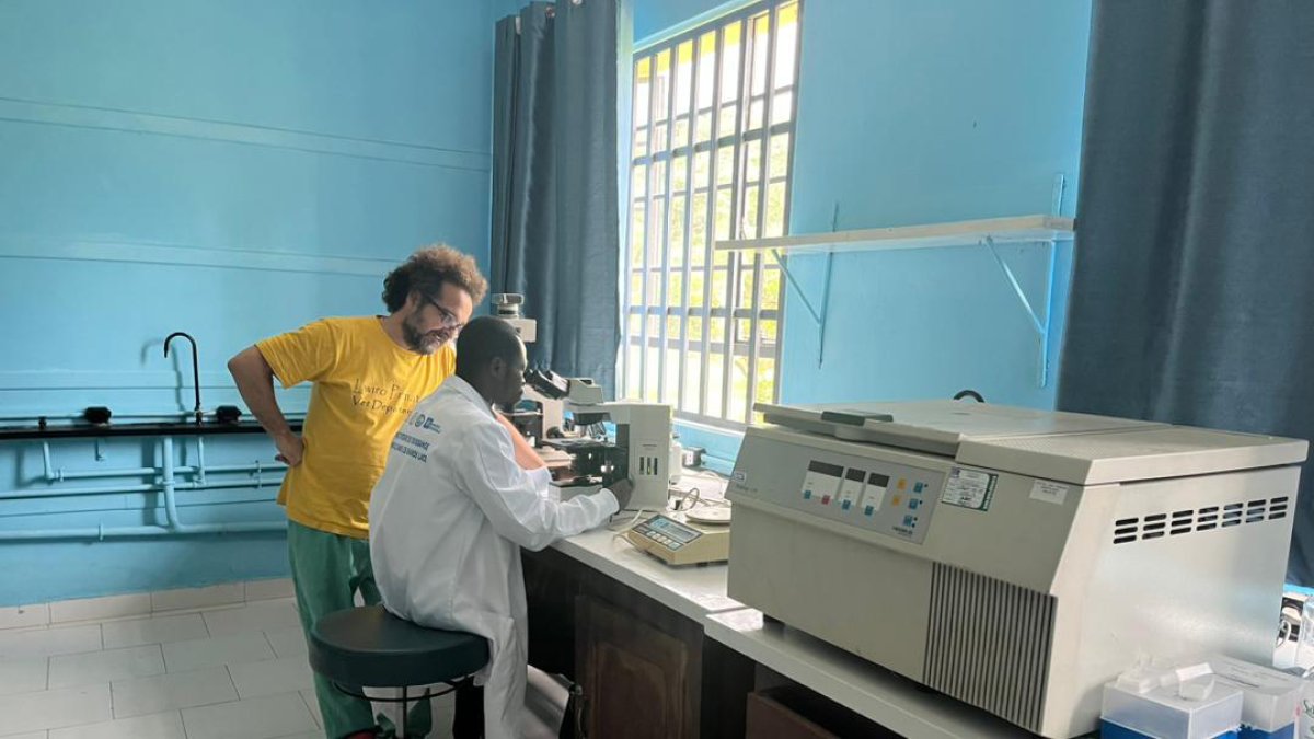 Luis Flores en el laboratorio delCentro de Investigación en Ciencias Naturales de Lwiro, en la zona cero de la nueva variante del virus monkey pox  en el Congo