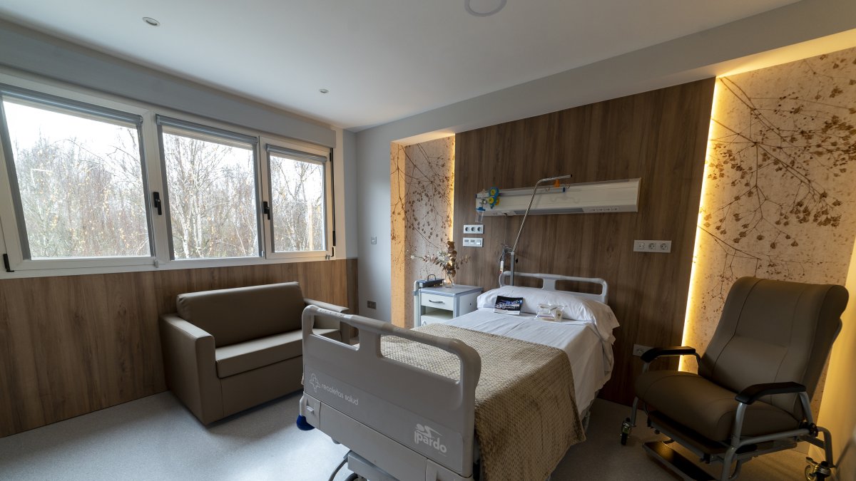 Las habitaciones de la segunda planta del Hospital Recoletas han sido completamente renovadas y ahora disponen de espacios más amplios.