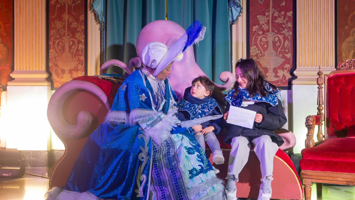 Los emisarios reales reciben a los niños.