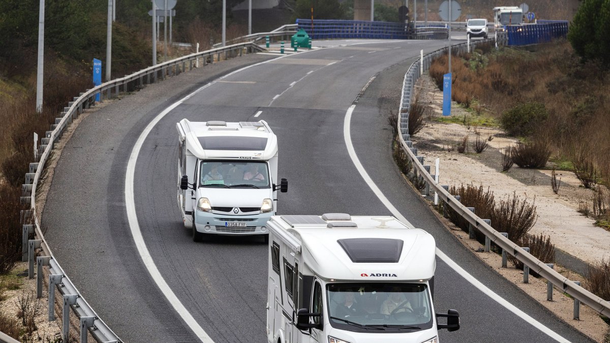 Dos autocaravanas circulan por la ronda de circunvalación de Burgos.