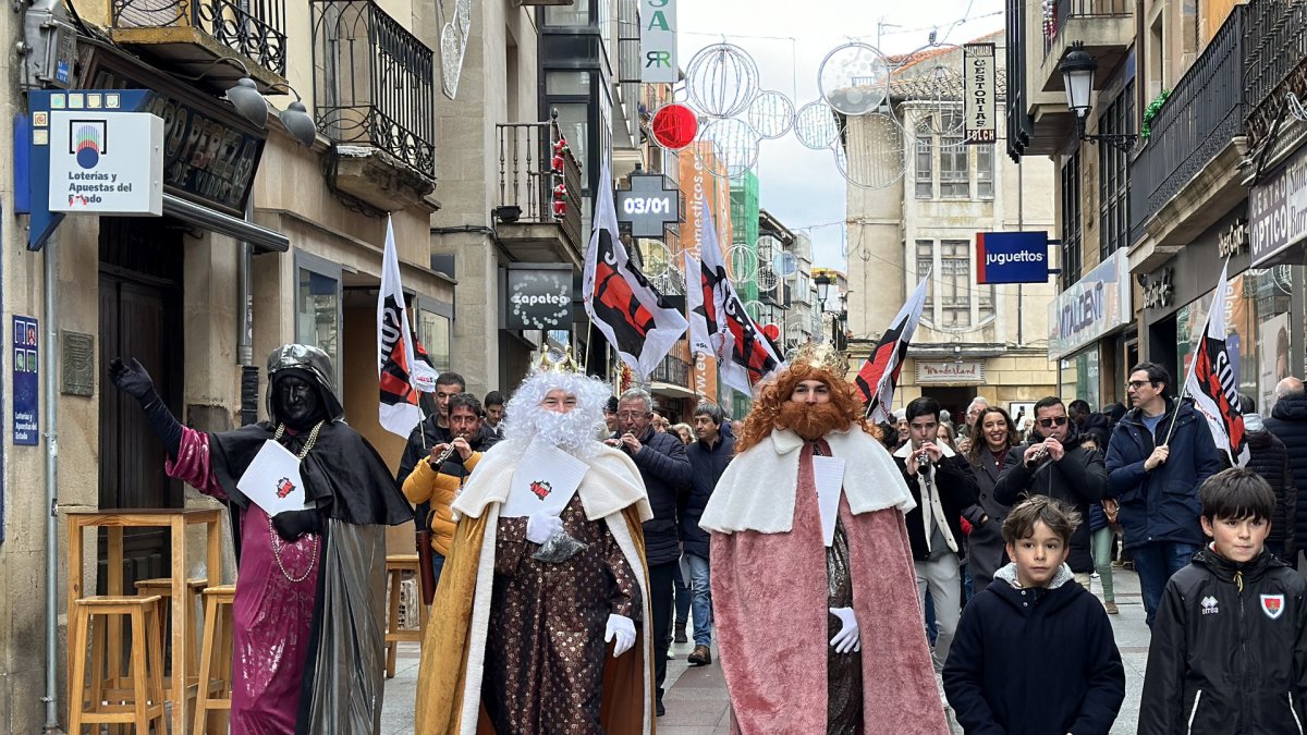 Miembros de la plataforma ciudadana Soria ¡Ya! acompañados por los Reyes Magos registran las firmas recogidas para pedir al ministro de Transportes y Movilidad Sostenible la retirada del nuevo mapa concesional de transporte de viajeros por carretera.