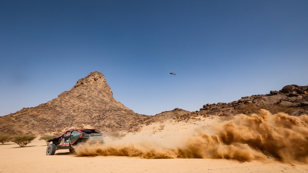 El coche 212, con la piloto burgalesa al volante, en la etapa prólogo del rally Dakar en Arabia Saudí.