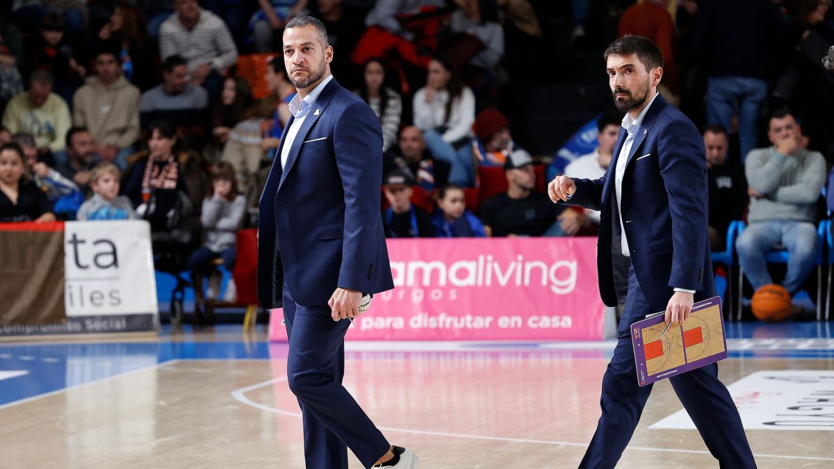 Bruno Savignani y el entrenador ayudante Juanjo Nieto, en el Coliseum durante el derbi local.