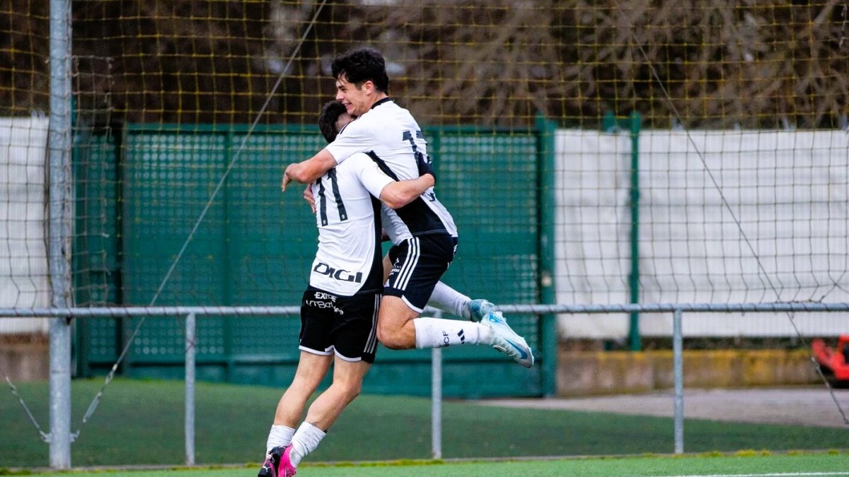Los jugadores del Promesas celebran un gol sobre el césped de Castañares en el primer partido del año.