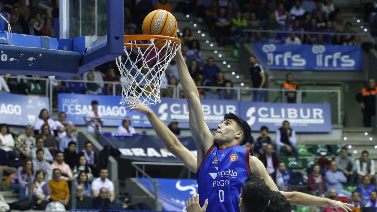 Corbalán consigue canasta en el partido ante Cartagena.