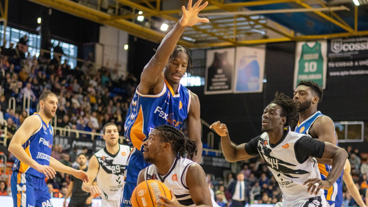 Lance Jones intenta la canasta protegido por Thiam en el partido ante Fuenlabrada.