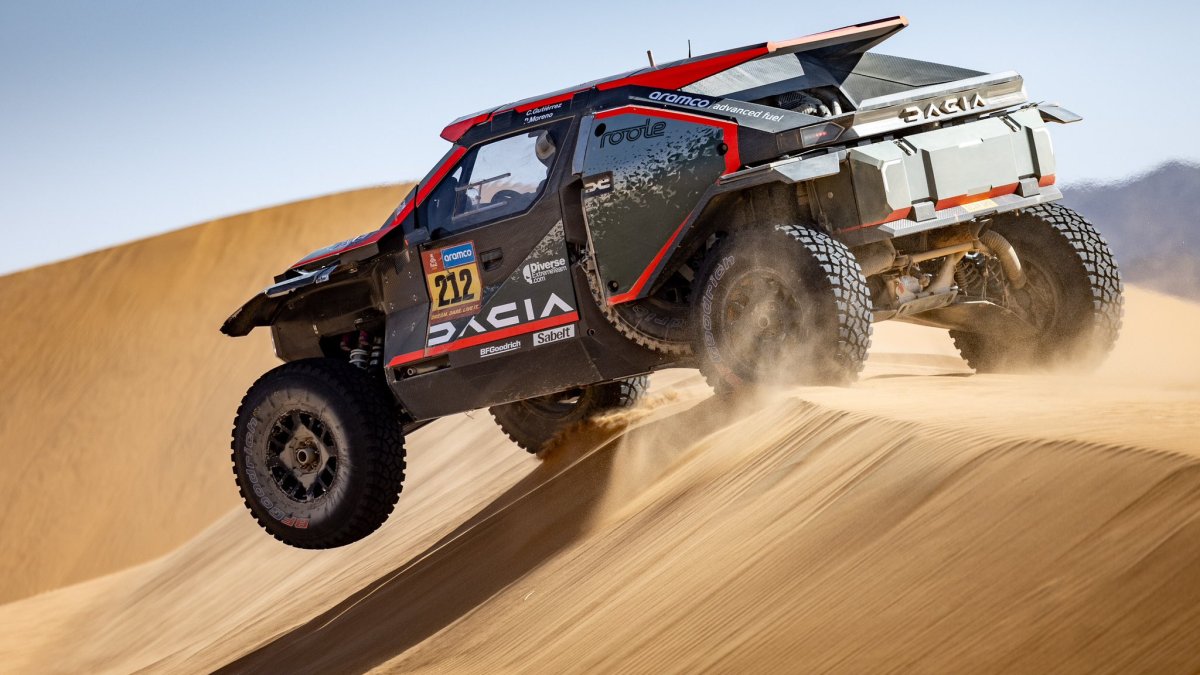 Espectacular paso por las dunas del trazado de la segunda etapa por parte de la piloto burgalesa con su Dacia Sandrider con el número 212.
