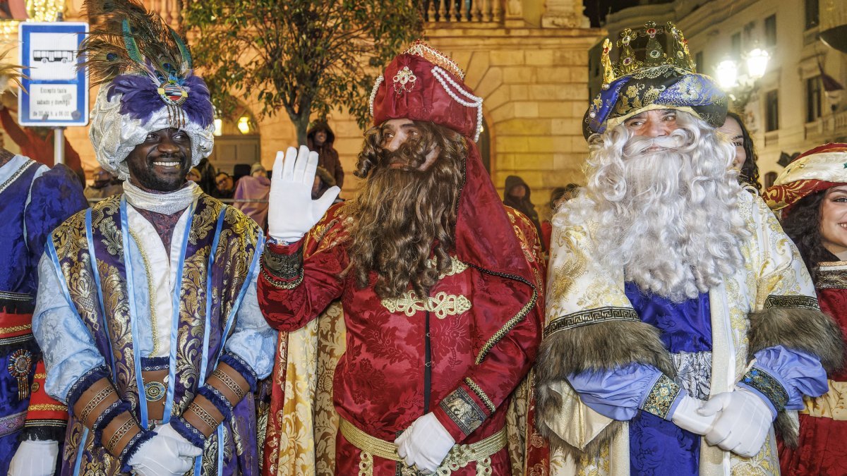Baltasar, Gaspar y Melchor, en la Cabalgata de Burgos 2025.