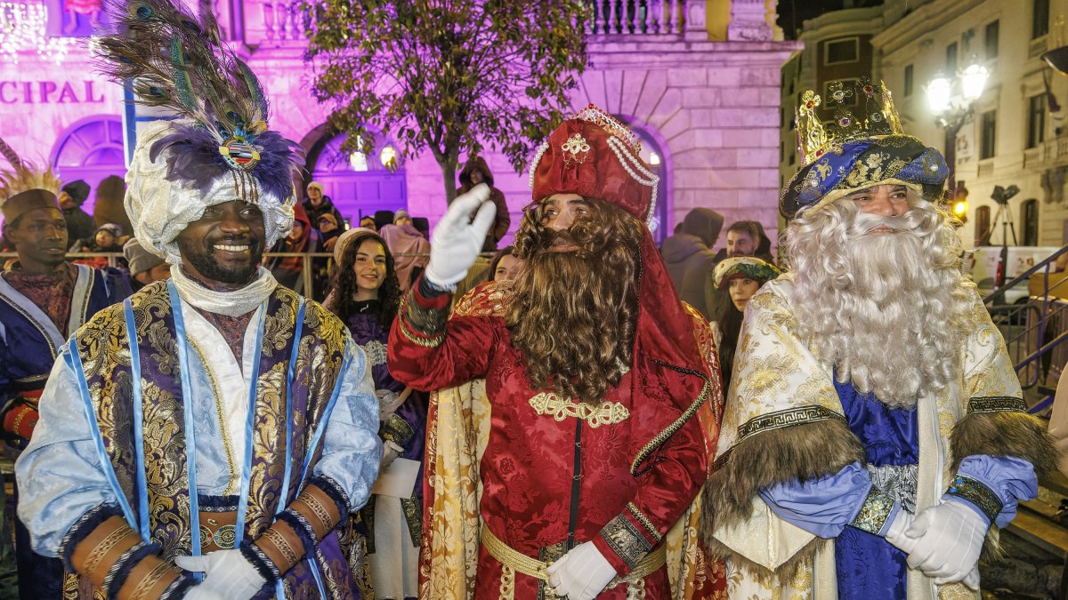 Baltasar, Gaspar y Melchor en la Cabalgata de los Reyes Magos de Burgos.