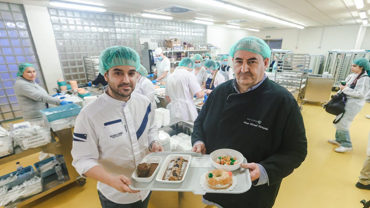 Ricardo Temiño y Víctor Manuel Hernando, en la cocina del HUBU.