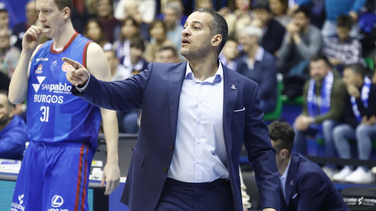 El entrenador del San Pablo Burgos, Bruno Savignani, da instrucciones en el partido contra Cartagena.