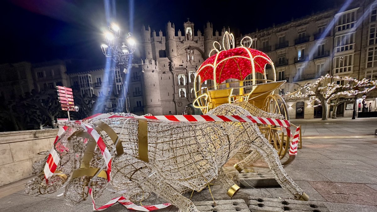 Los caballos de la carroza navideña frente al arco de Santa María, víctimas del vandalismo.
