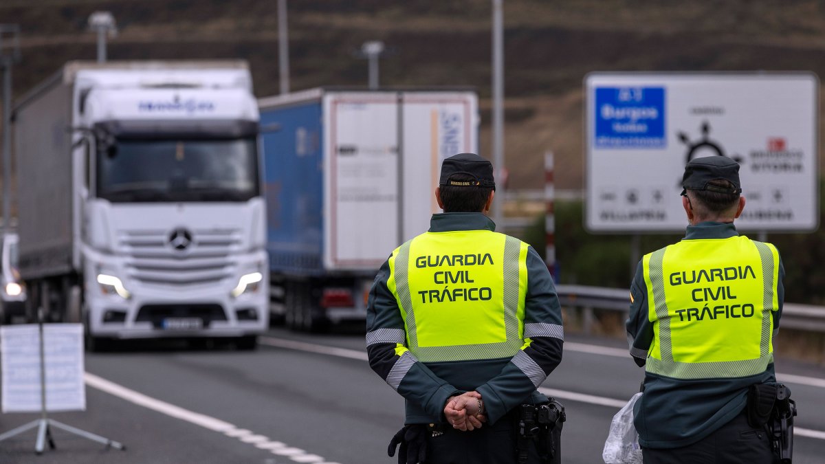 Imagen de dos agentes de la Guardia Civil de Tráfico.