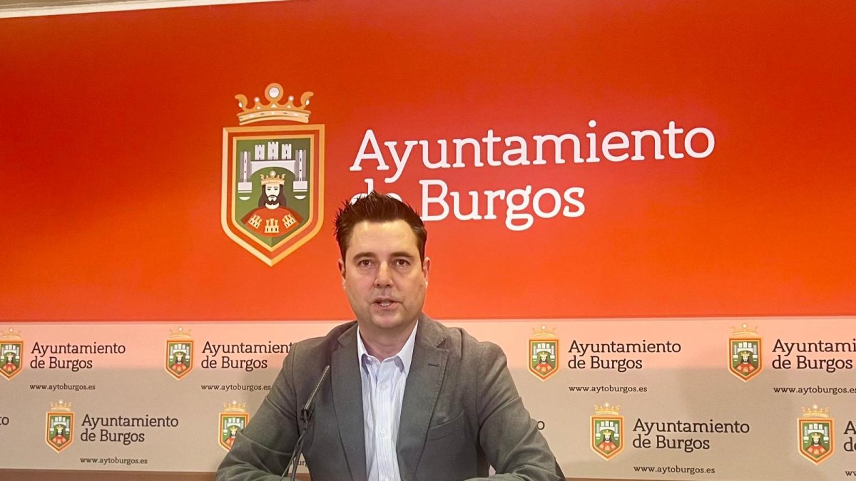 El portavoz socialista en el Ayuntamiento de Burgos, Daniel de la Rosa, ofreció una rueda de prensa tras el primer consejo de administración de ProBurgos en 2025.