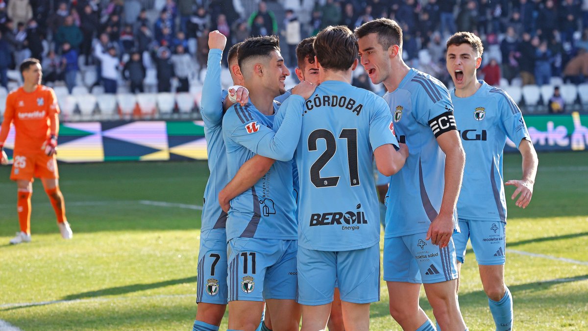 Aitor Córdoba celebra junto a su hermano y otros compañeros el gol contra el Tenerife.