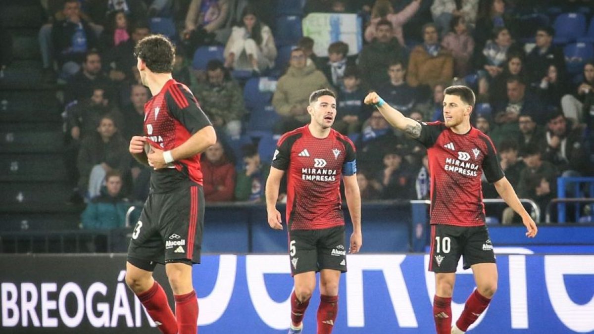 En el centro, Tachi, durante el partido contra el Deportivo.