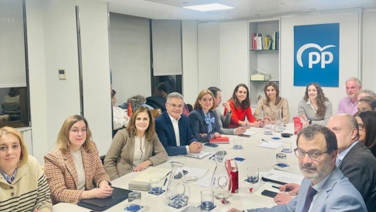 La vicesecretaria de Sanidad y Educación del PP, Ester Muñoz, se ha reunido con secretarios generales, viceconsejeros y directores generales de Educación de las comunidades gobernadas por el PP.