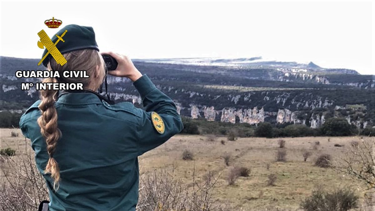 Una agente de la Guardia Civil, en el dispositivo de la joven desaparecida en Orbaneja del Castillo.