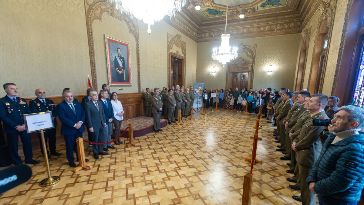 Acto de entrega del dinero recaudado por el Belén Monumental del Ejército.