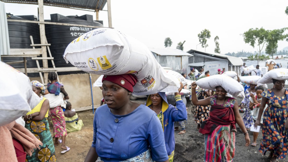 La oenegé burgalesa Proyecto Rubare desarrolla en el entorno del Lago Kivu varios proyectos, en la imagen sacos de 20 kilos de harina de maíz con la ayuda de la Junta de Castilla y León para alimentar a diario a más de 3.000 mujeres y niños en el campo de refugiados de Buhimba en Goma.