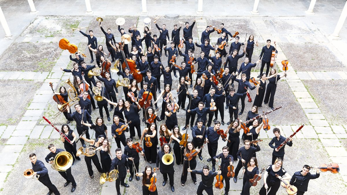 Foto de grupo de la Joven Orquesta Nacional de España que visitará cinco ciudades en su nueva gira con Vasily Petrenko en el podio.