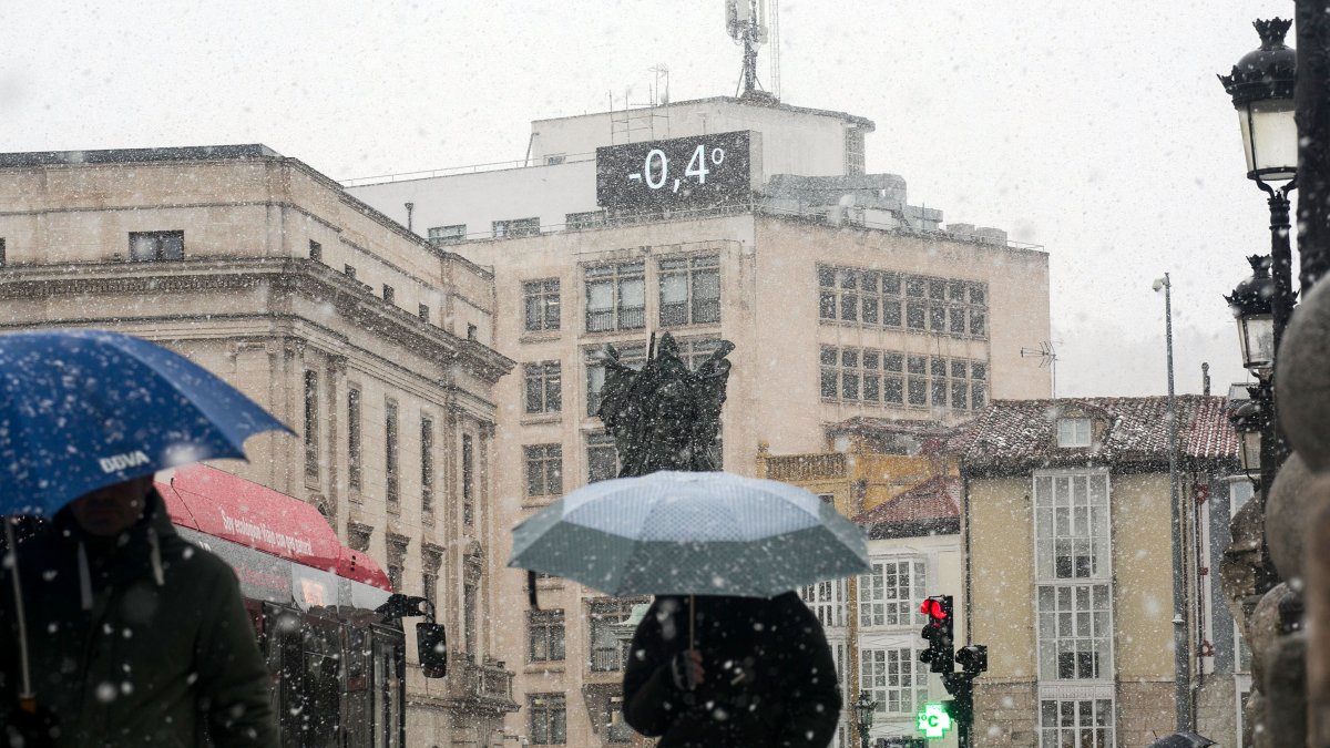 Termómetro de la plaza Santo Domingo en negativo.