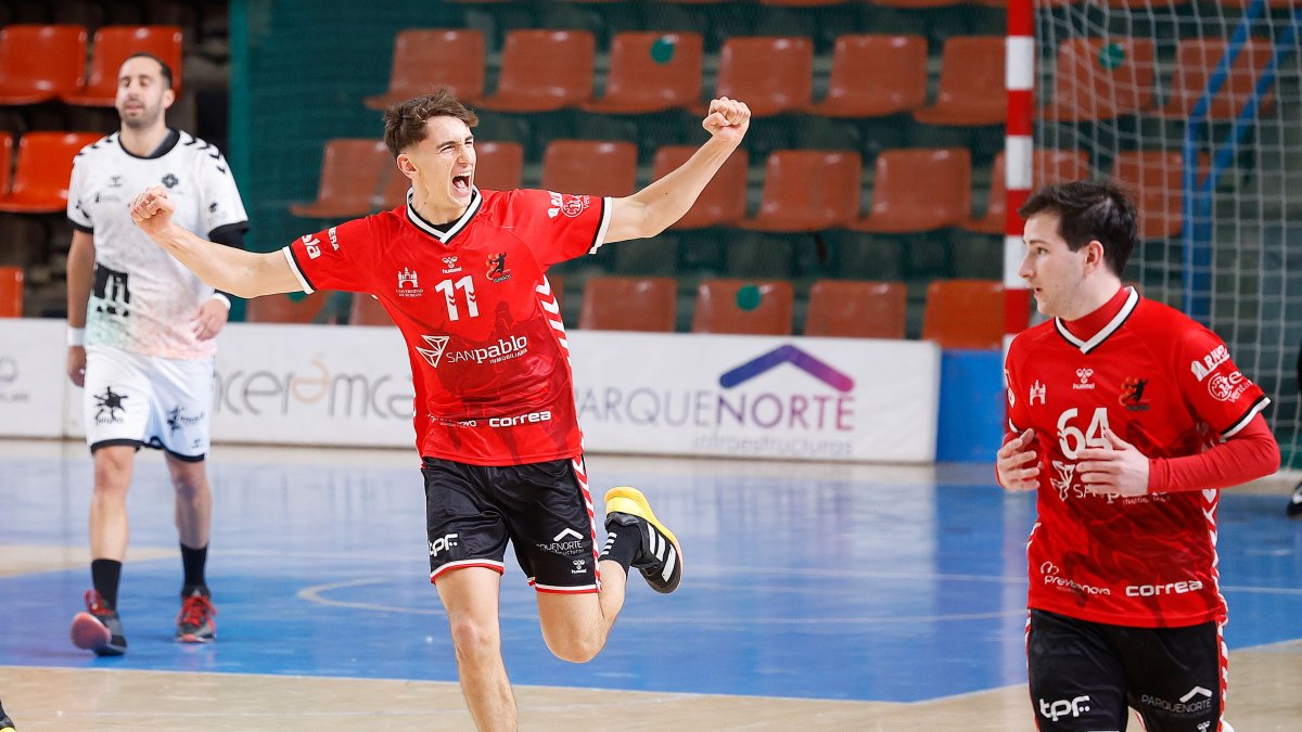 Pablo Gómez celebra un gol con el UBU San Pablo Burgos.