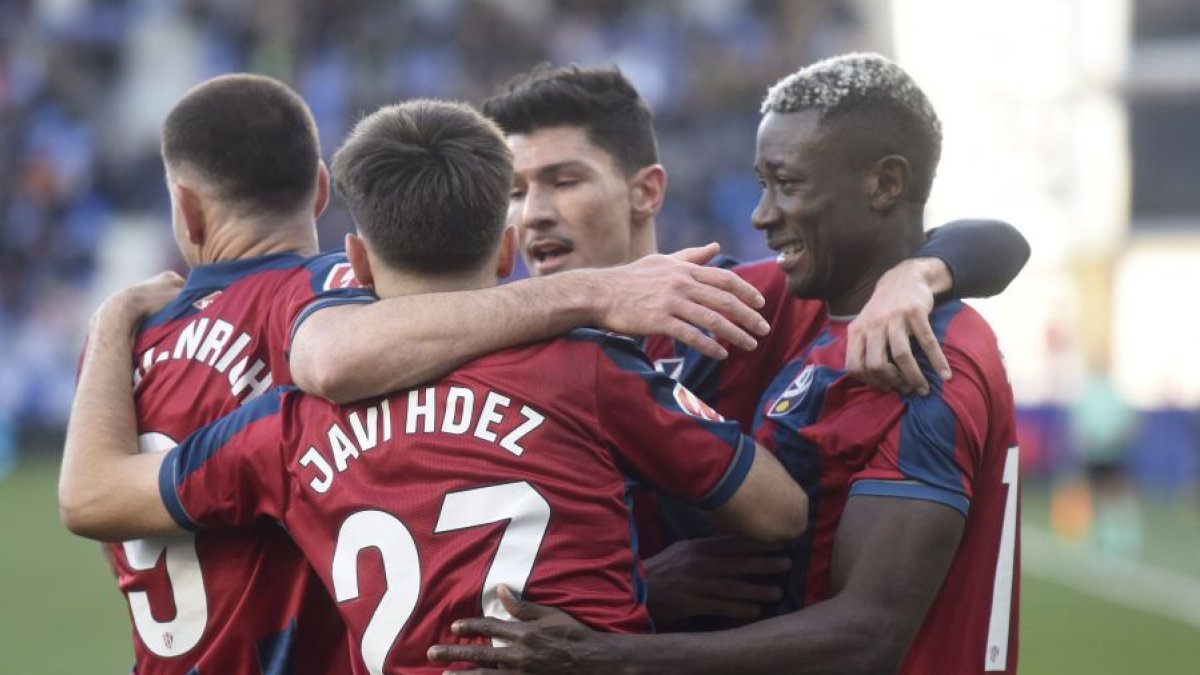 Los jugadores del Huesca celebran el gol.