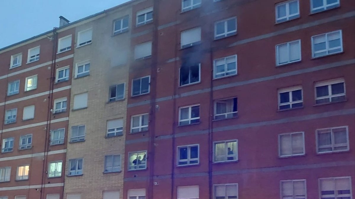 Imagen del incendio en la plaza Foramontanos.