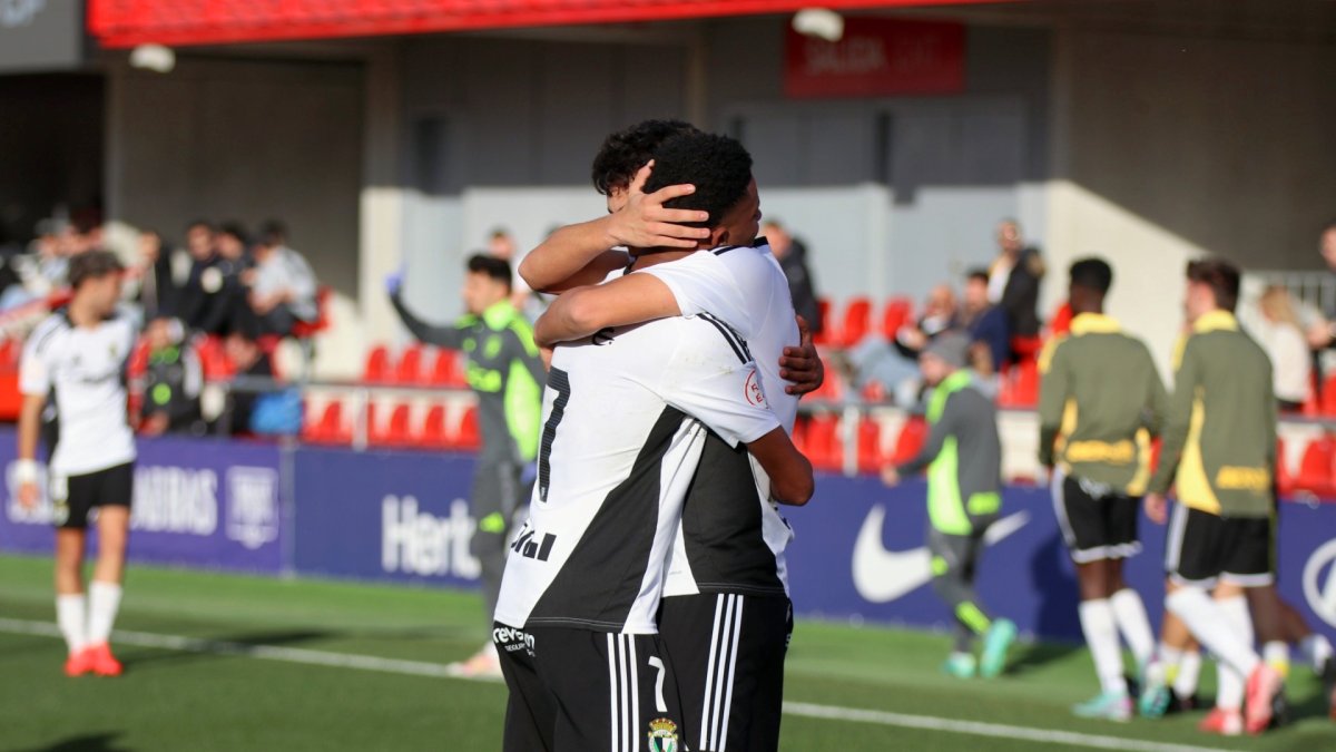 Los jugadores celebran el gol marcado.