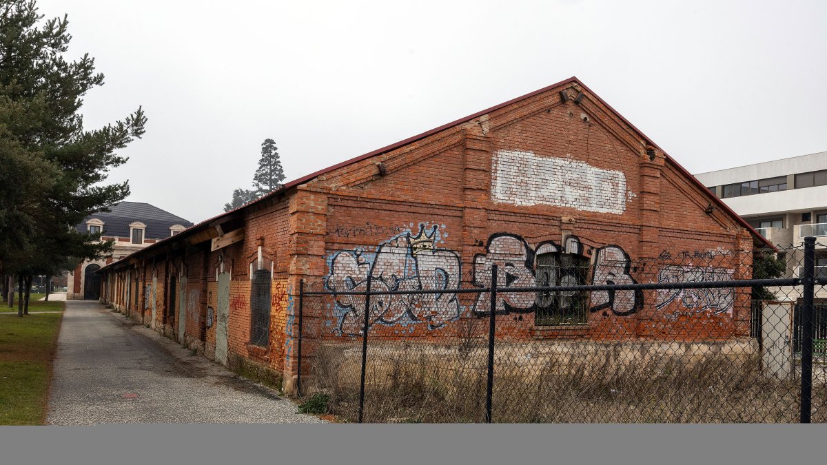 Naves de Renfe, en el bulevar ferroviario.