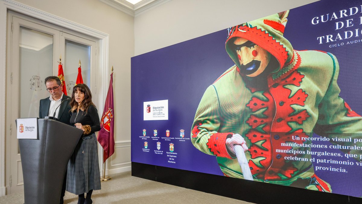 Francisco Javier Arroyo e Inmaculada Sierra, en la presentación del ciclo audiovisual 'Guardianes de la tradición'.