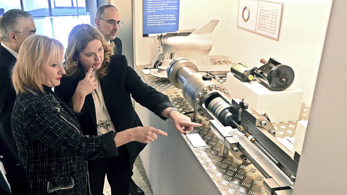 La alcaldesa Cristina Ayala inaugura el Centro Burgos Industria, acompañada de la consejera de Industria, Comercio y Empleo, Leticia García y el comisario de la muestra expositiva, el profesor de la Universidad de Burgos Gonzalo Andrés