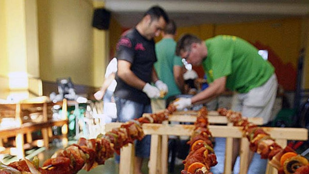 El kilométrico pincho moruno de 2010 supuso otro gran éxito en común para los vecinos de Villariezo.