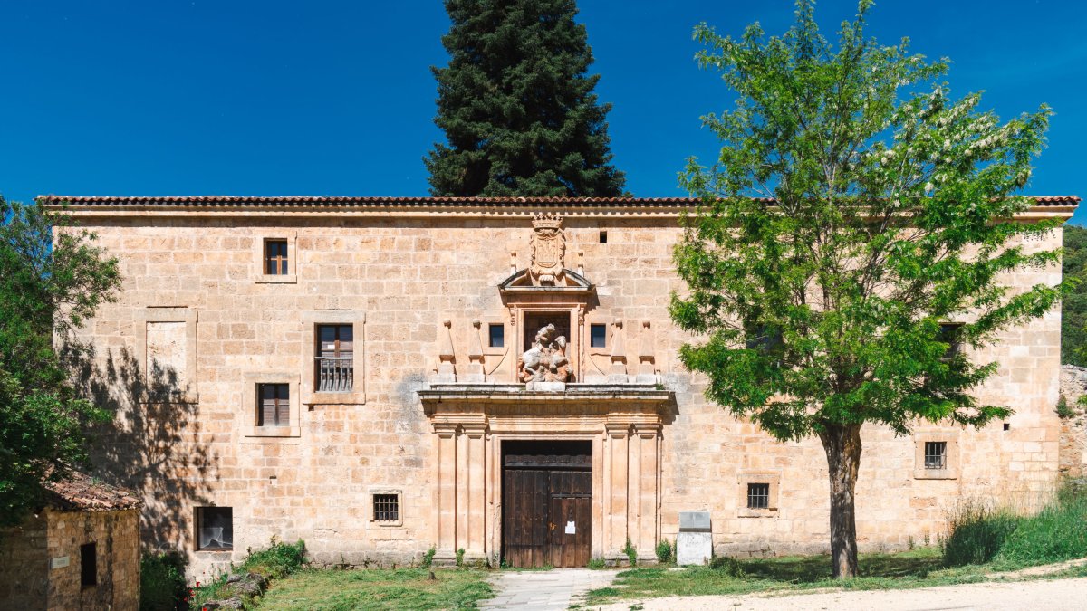 Acceso al Monasterio de San Pedro de Arlanza que desde 2026 albergará la Casa del Parque Natural Sabinares del Arlanza-La Yecla.