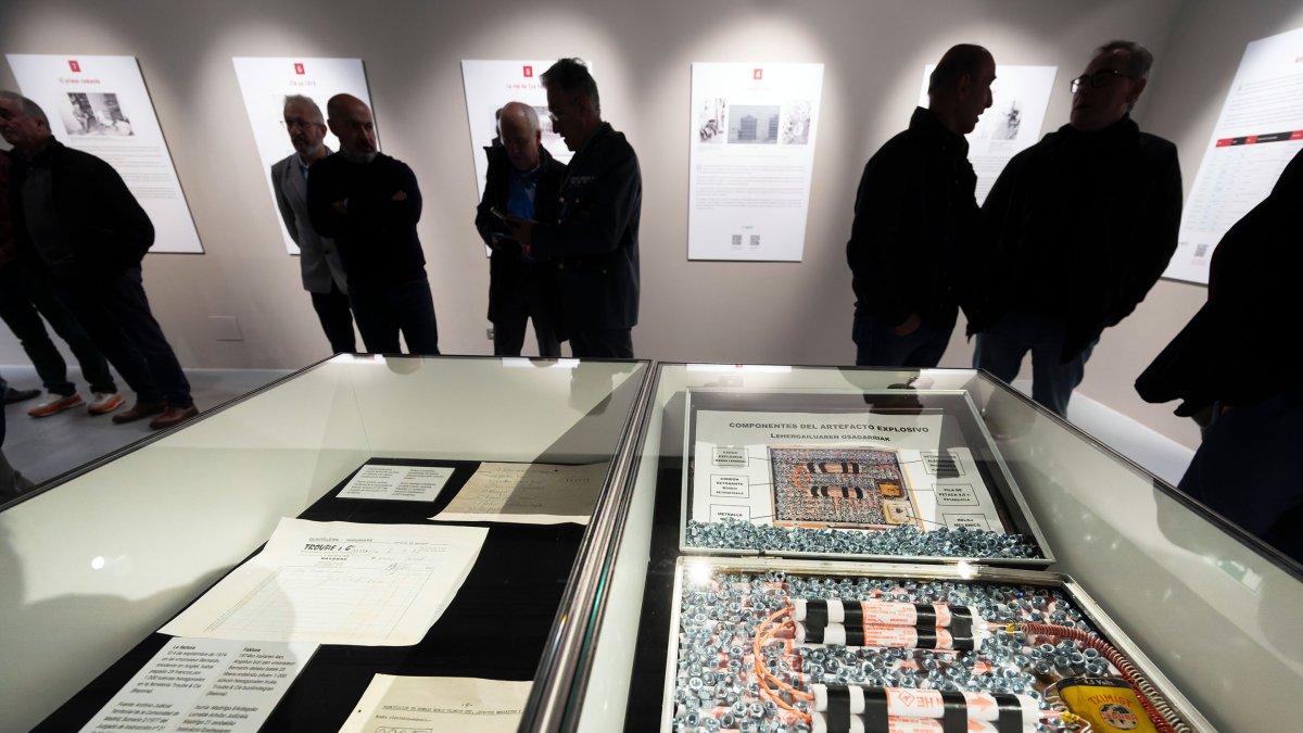 En la muestra se ha recreado el maletín-bomba que voló la cafetería Rolando. Junto a él, la factura de las mil tuercas que adquirió la banda terrorista para amplificar la barbarie: