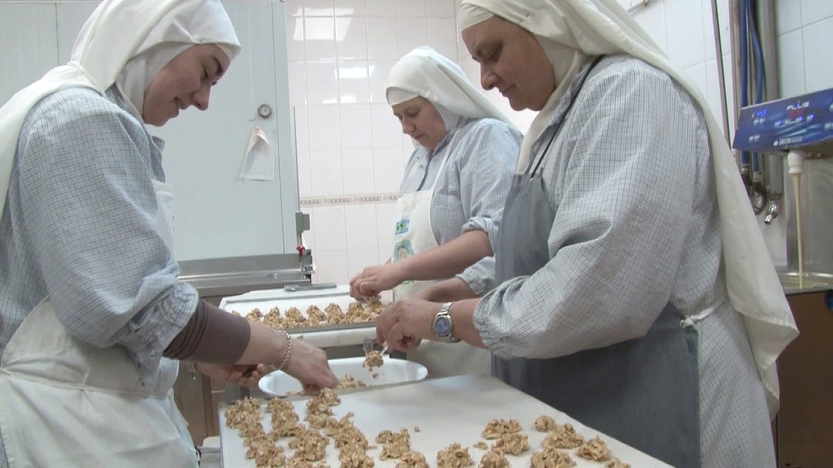 Las religiosas, cuando aún eran clarisas, en plena elaboración de sus dulces.
