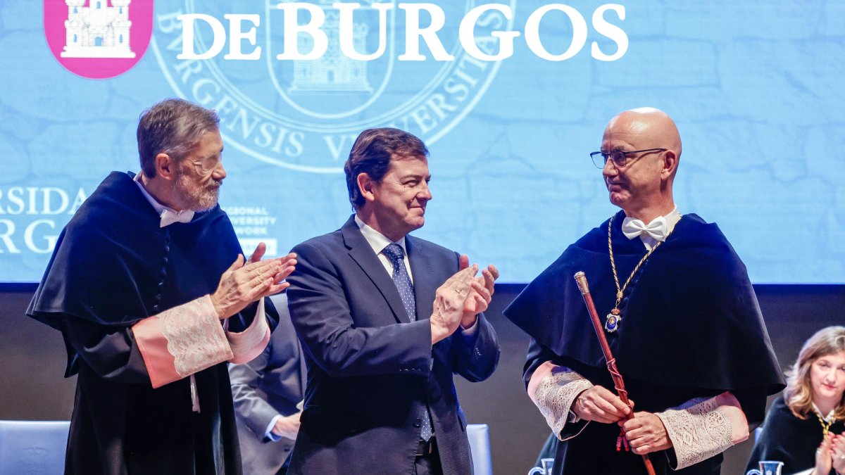 Alfonso Fernández Mañueco junto a Manuel Pérez Mateos (izquierda) y José Miguel García (derecha), nuevo rector de la UBU.