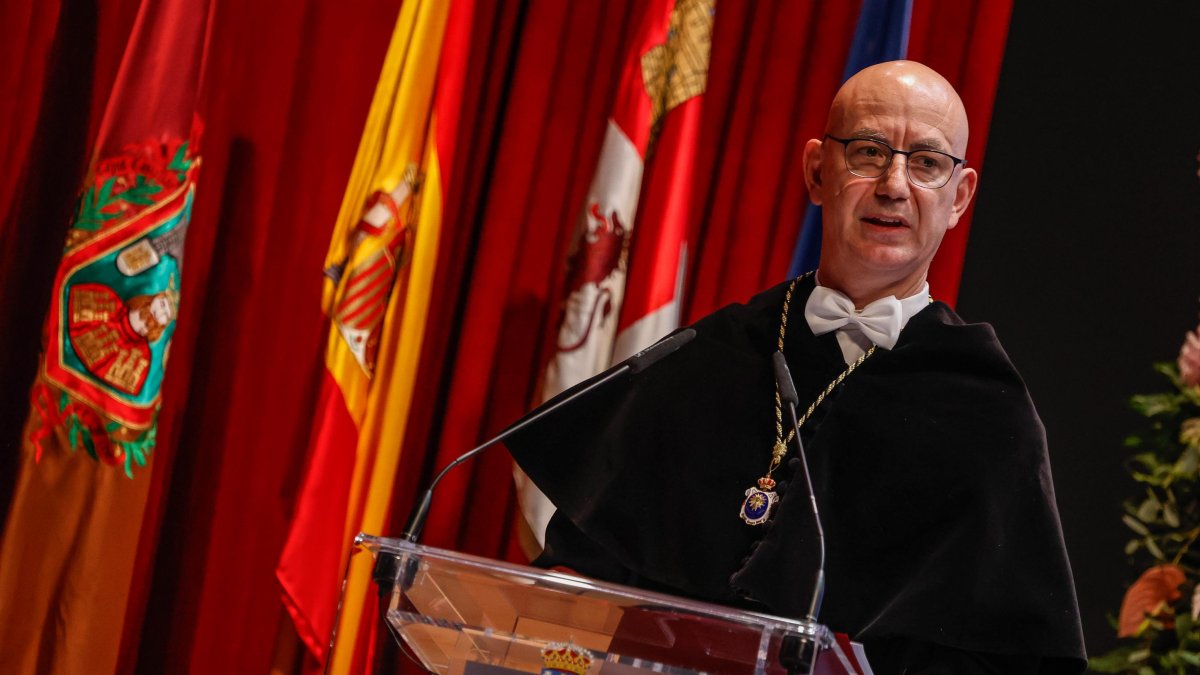 José Miguel García, nuevo rector de la UBU, en su toma de posesión.