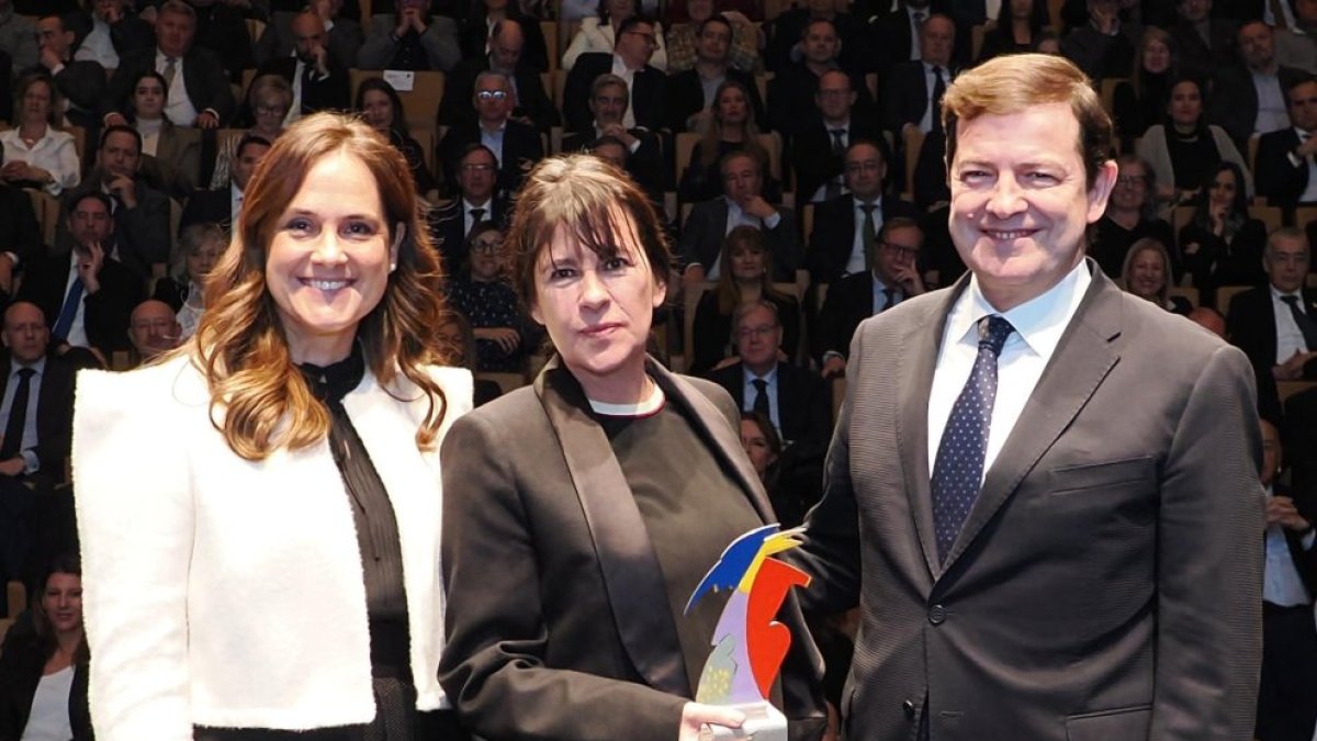 La presidenta de Edigrup. Adriana Ulibarri; la ganadora del premio A Toda una Vida, Amaya Arzuaga; y el presidente de la Junta, Alfonso Fernández Mañueco.