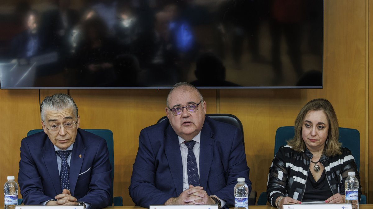 De izquierda a derecha, el delegado de la Junta, Roberto Sáiz, el consejero de Sanidad, Alejandro Vázquez, y la nueva gerente de Atención Primaria, Eva María Asensio.